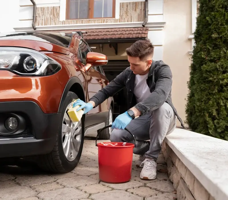 Lavage auto à domicile Teyran : professionnel intervenant sur un véhicule